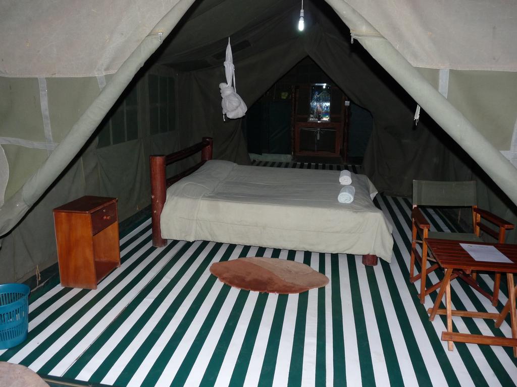Enchoro Wildlife Camp Hotel Ololaimutiek Phòng bức ảnh